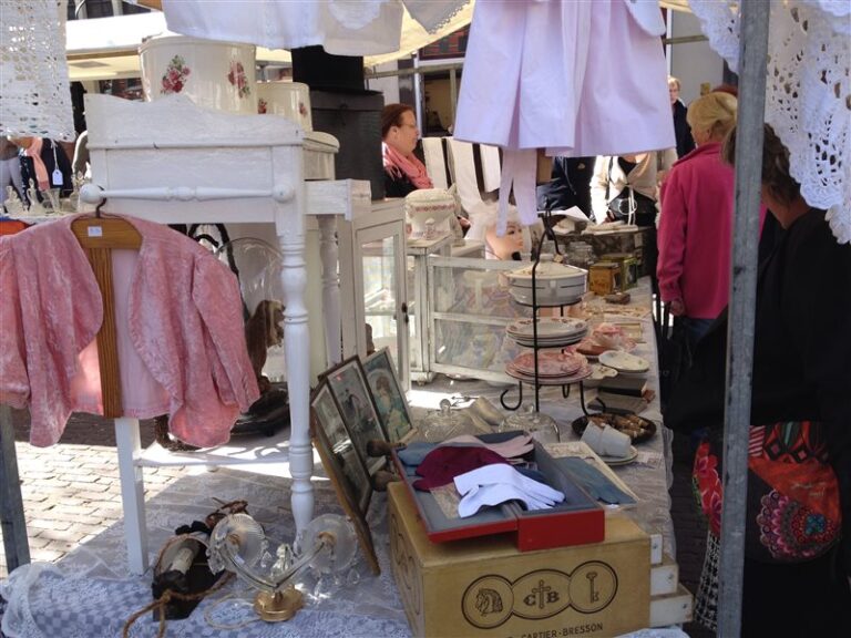 Brocante in de Grote Kerk — rommel-en-vlooienmarkt in Papendrecht